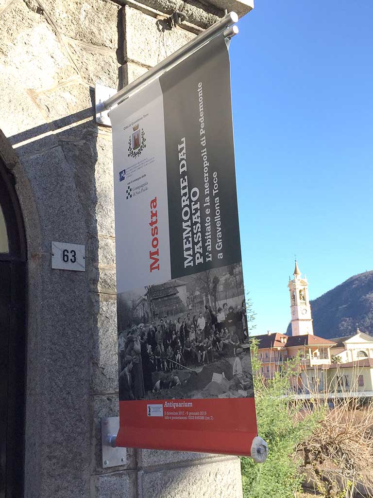 Cartello della mostra "Memorie dal passato. Memorie dal passato. L'abitato e la necropoli di Pedemonte a Gravellona Toce"