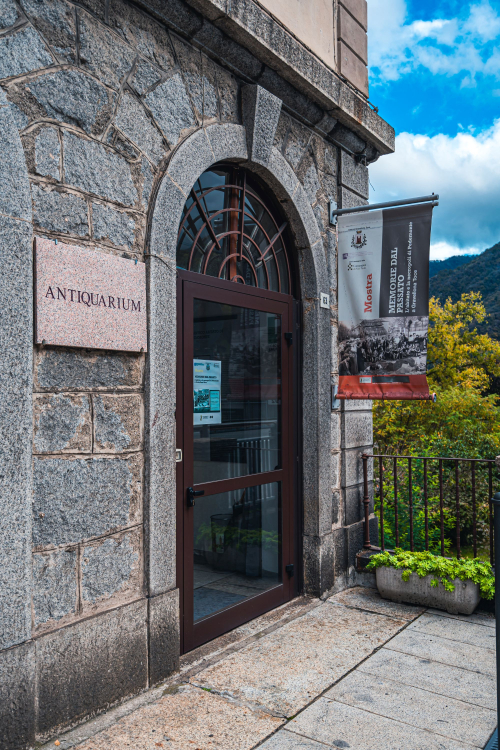 Ingresso del museo con il cartello della mostra Memorie dal passato: l'abitato e la necropoli di Pedemonte a Gravellona Toce