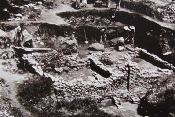 a sinistra lo spaccapietre Calderoni Ubaldo sta demolendo un masso franato, in epoca più tarda, sui muri della casa.